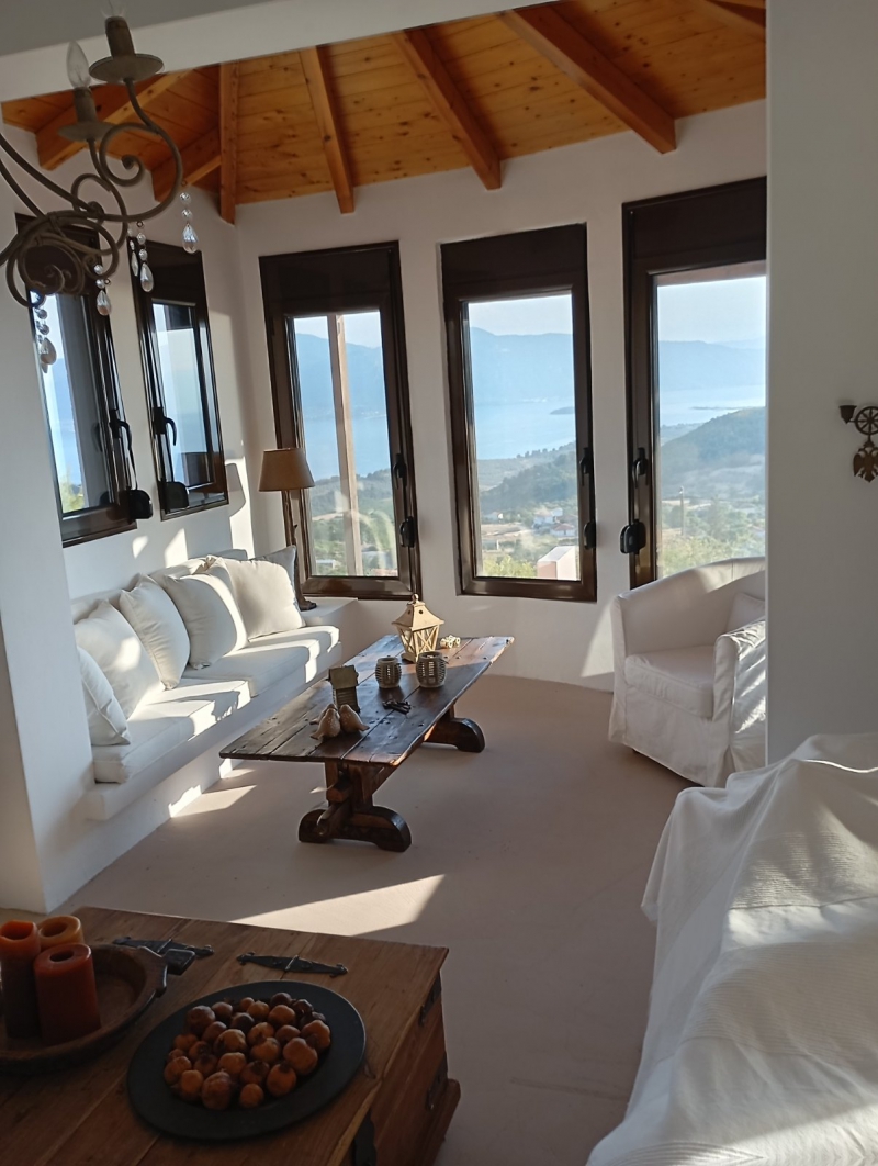 וילה מעוצבת עם נוף למפרץ אוויה הצפוני