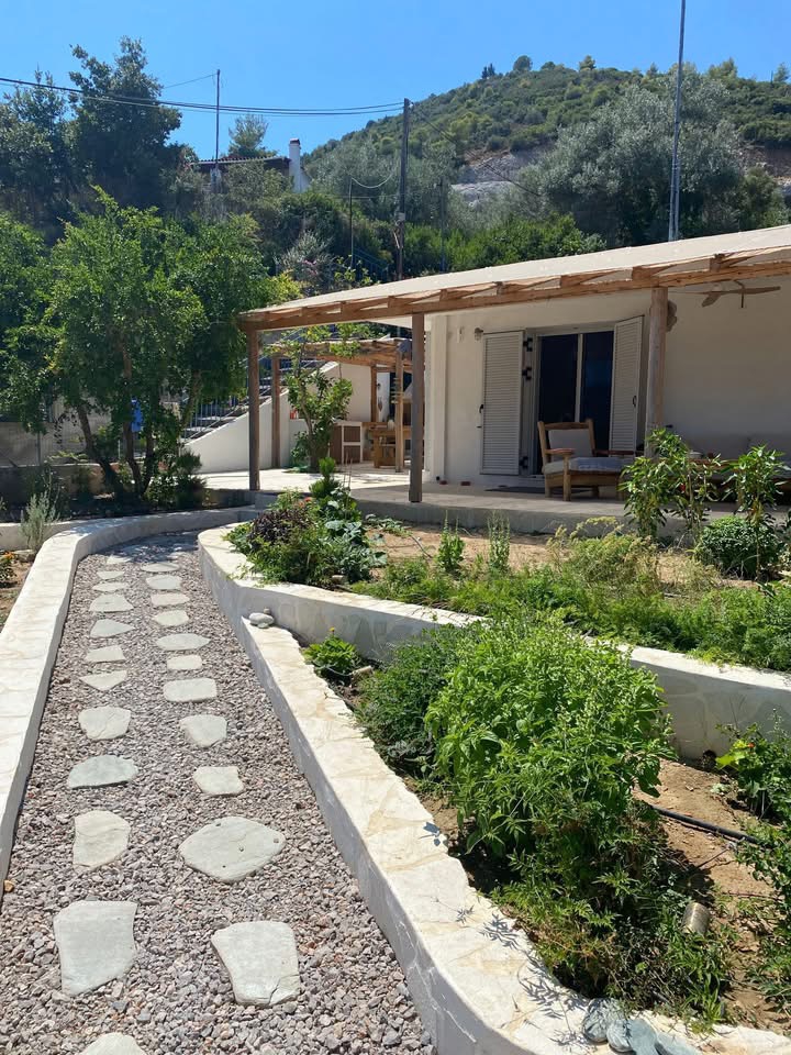 בית למכירה בגיאלטרה מילוס פנינת טבע בצפון האי אוויה