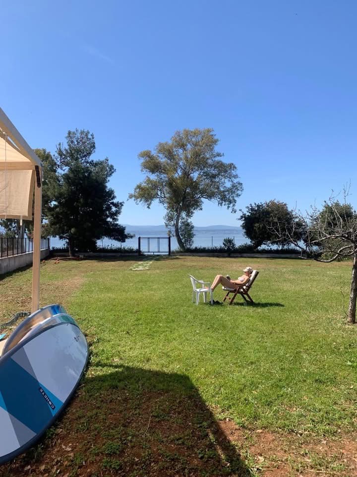 נכס יוקרה על קו המים בארטריה, האי אוויה