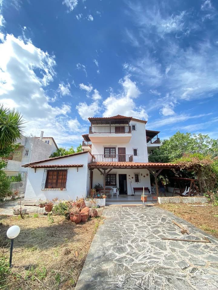 סמוך לים בארטריה, האי אוויה 290 אלף יורו